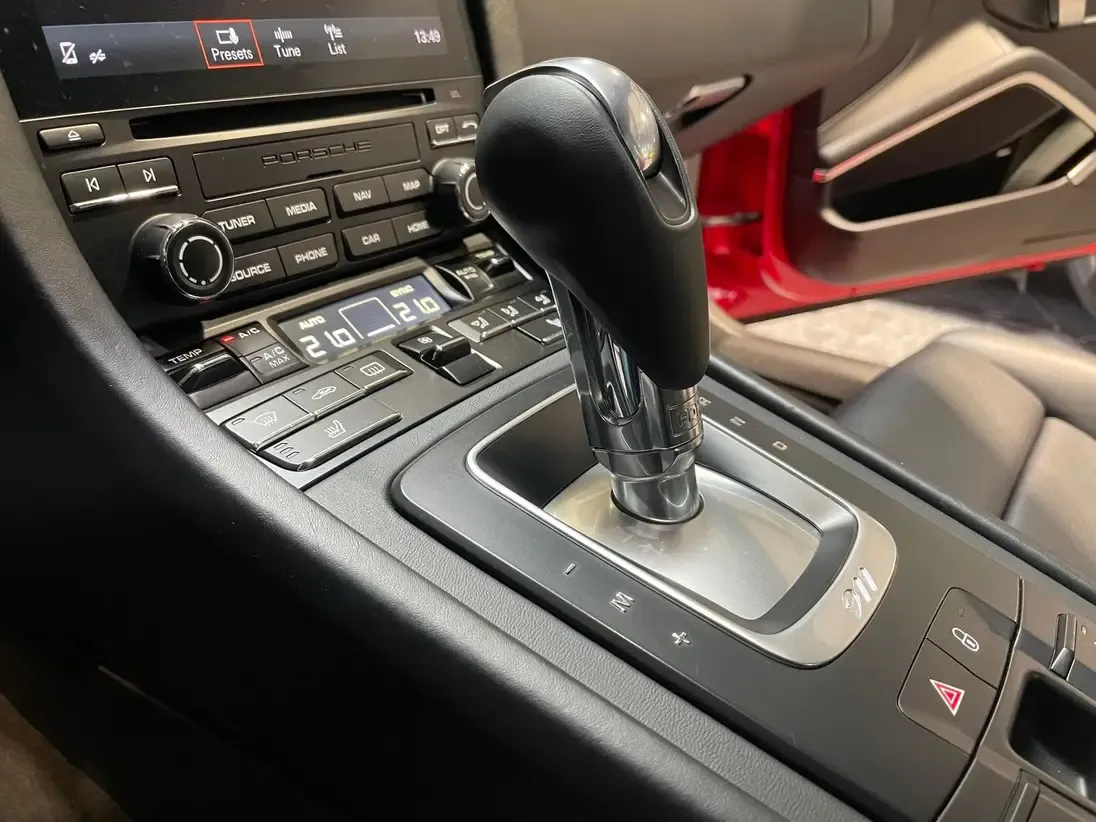 Leviers et commandes de la boîte séquentielle PDK au cœur de la Porsche 911 Carrera S dans le Gard.