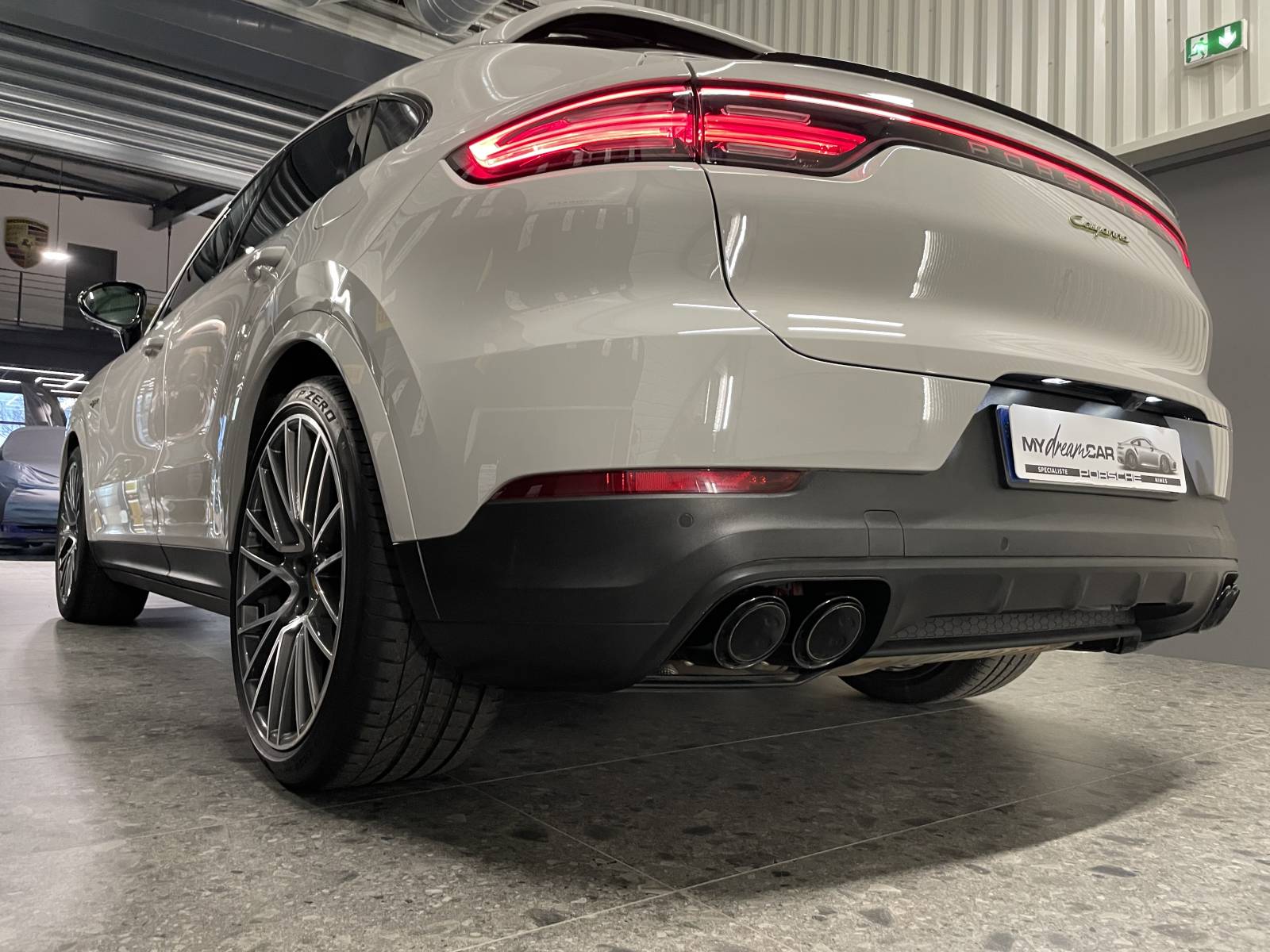 Vue arrière athlétique : le Cayenne Coupé qui fera sensation à Nîmes