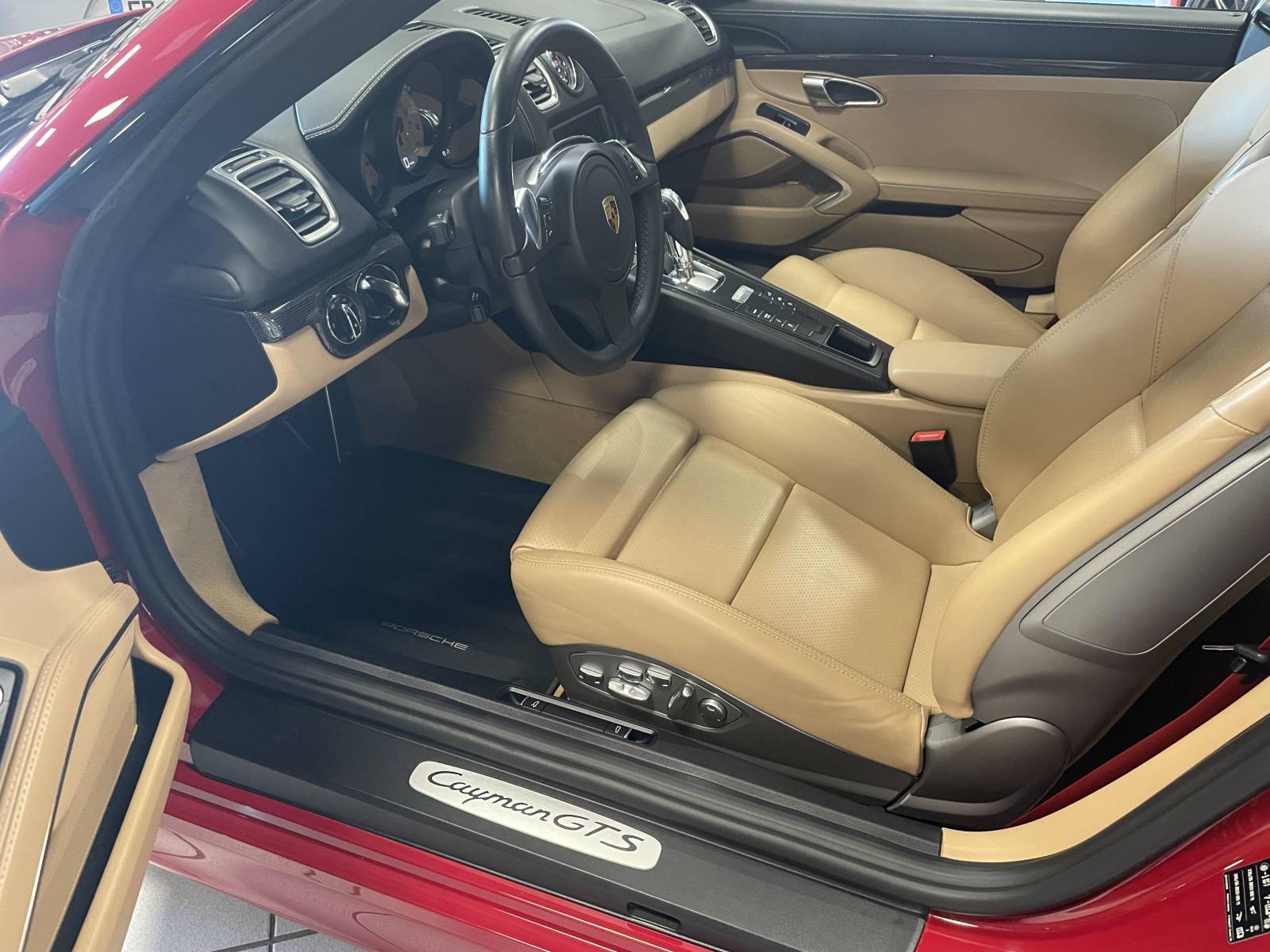 Vivez l'expérience du pilotage ultime au volant de ce Porsche Cayman 981 GTS.