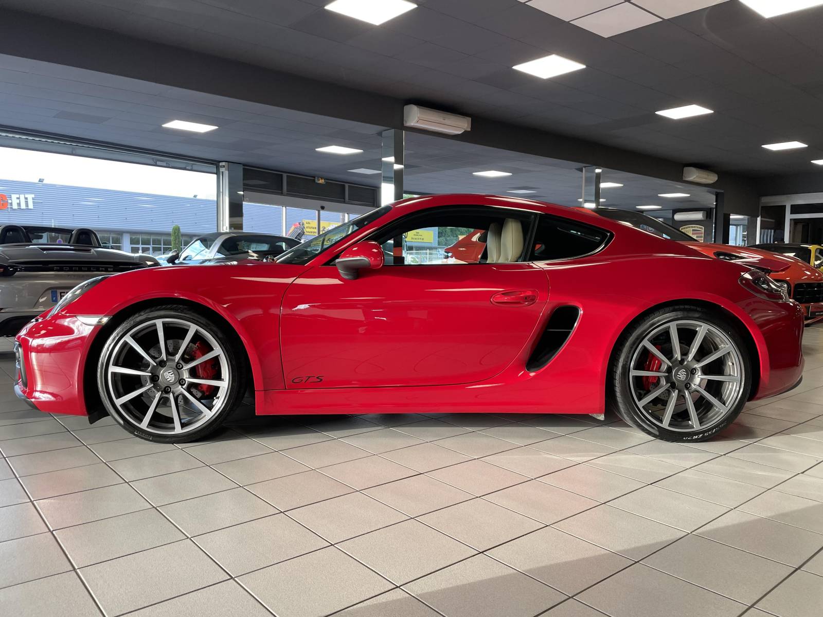 Offrez-vous le luxe et la performance avec ce Porsche Cayman 981 GTS.
