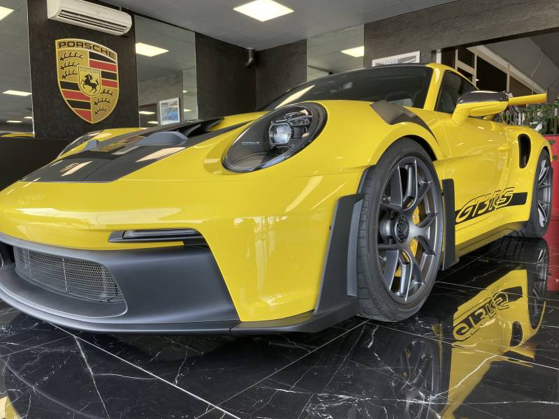 Laissez-vous séduire par la Porsche 992 GT3 RS Pack WEISSACH, un bolide d'exception disponible chez MY DREAM CAR, votre spécialiste Porsche à Nîmes.