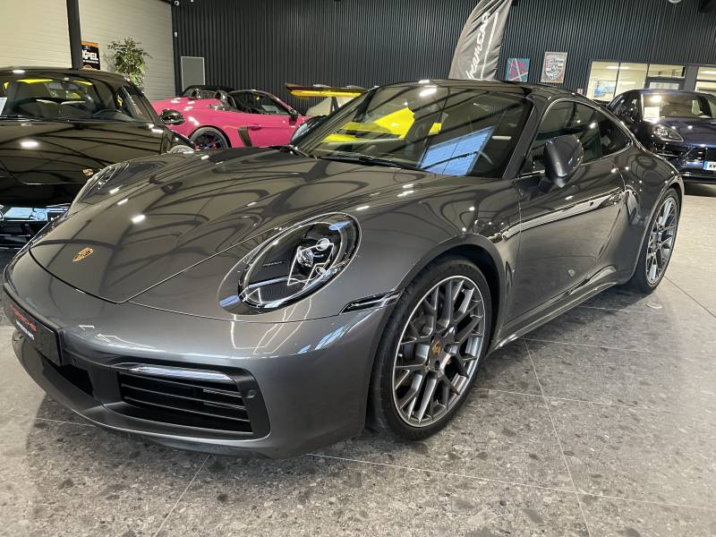 Vue emblématique de la Porsche 911 Type 992 Carrera 4 de face, disponible chez MY DREAM CAR