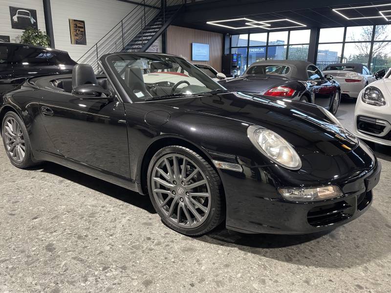 Profil décapoté : Porsche 997 Carrera Cabriolet occasion 2005 idéale pour les routes du Gard.