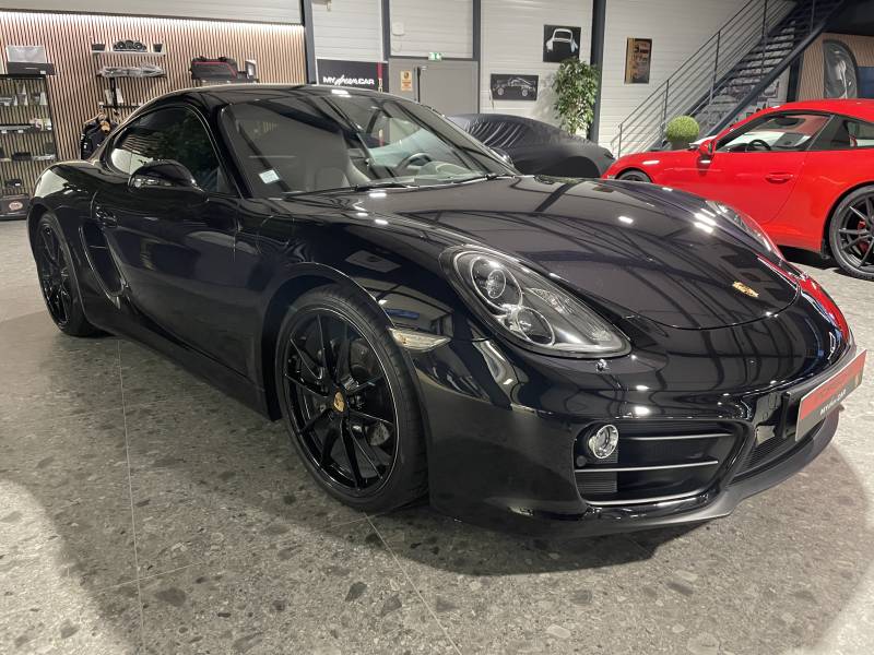 Vue de face trois-quart : Porsche 981 Cayman Black Edition à vendre chez MY DREAM CAR Nîmes.