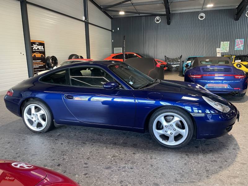 Profil droit : Silhouette iconique de la Porsche 996 Carrera grise, spécialiste Gard.