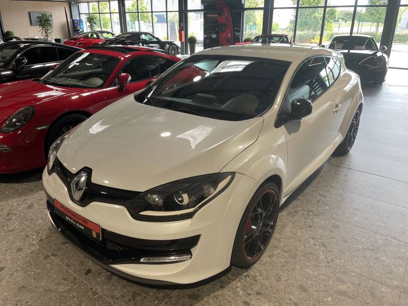 Vue de face agressive de la Renault Mégane III RS 275 chez MY DREAM CAR à Nîmes dans le Gard.